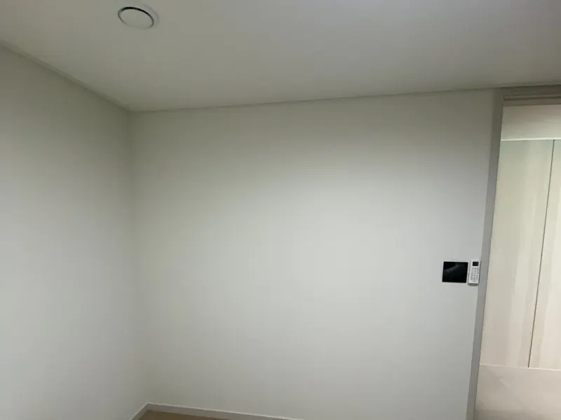 안방 벽면 여닫이 붙박이장 신규 설치 전